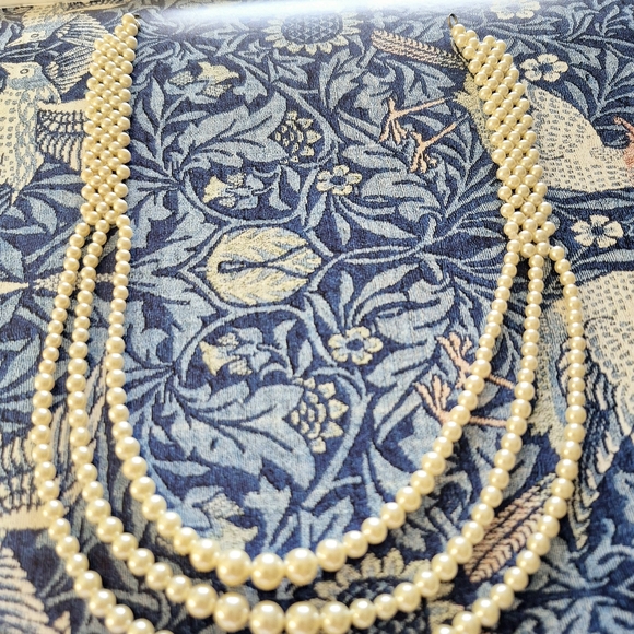 Cream Multi-Strand Pearl Necklace with Layered Design - Picture 2 of 5